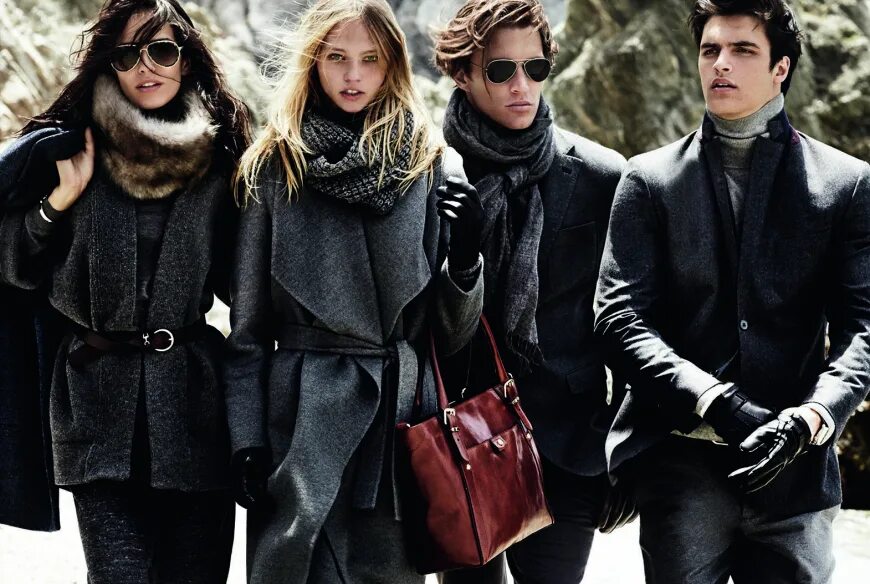 Верхняя одежда для женщин. Верхняя одежда одежда много. Пальто на вешалке. Зимний ассортимент одежды. Ярмарка пальто.