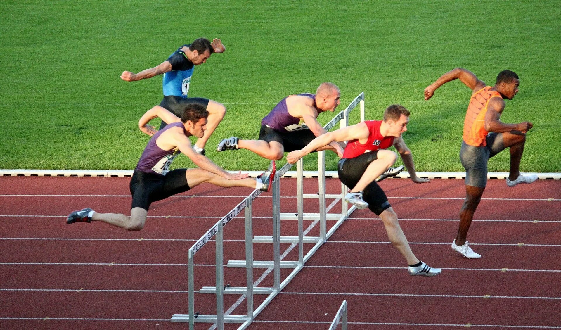 University sports festival boys athletes. Барьерный спринт легкая атлетика. Бег с препятствиями. Бег с препятствиями в легкой атлетике. Прыжки через барьеры.