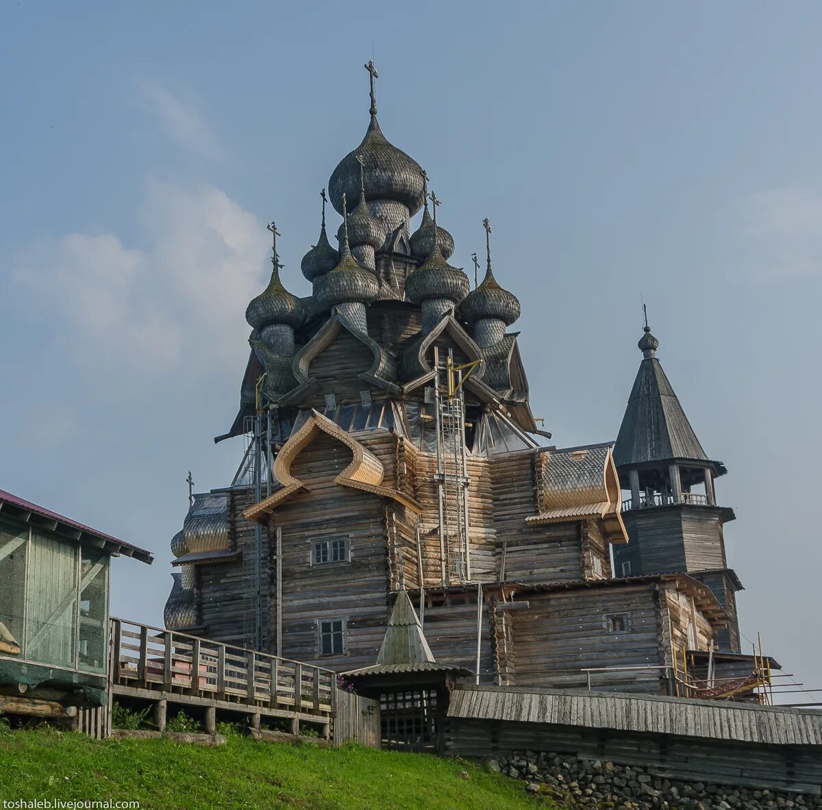 В каком городе находится деревянного зодчества. Деревянное зодчество Кижи. Музей деревянного зодчества Кижи. Погост Кижи деревянное зодчество.