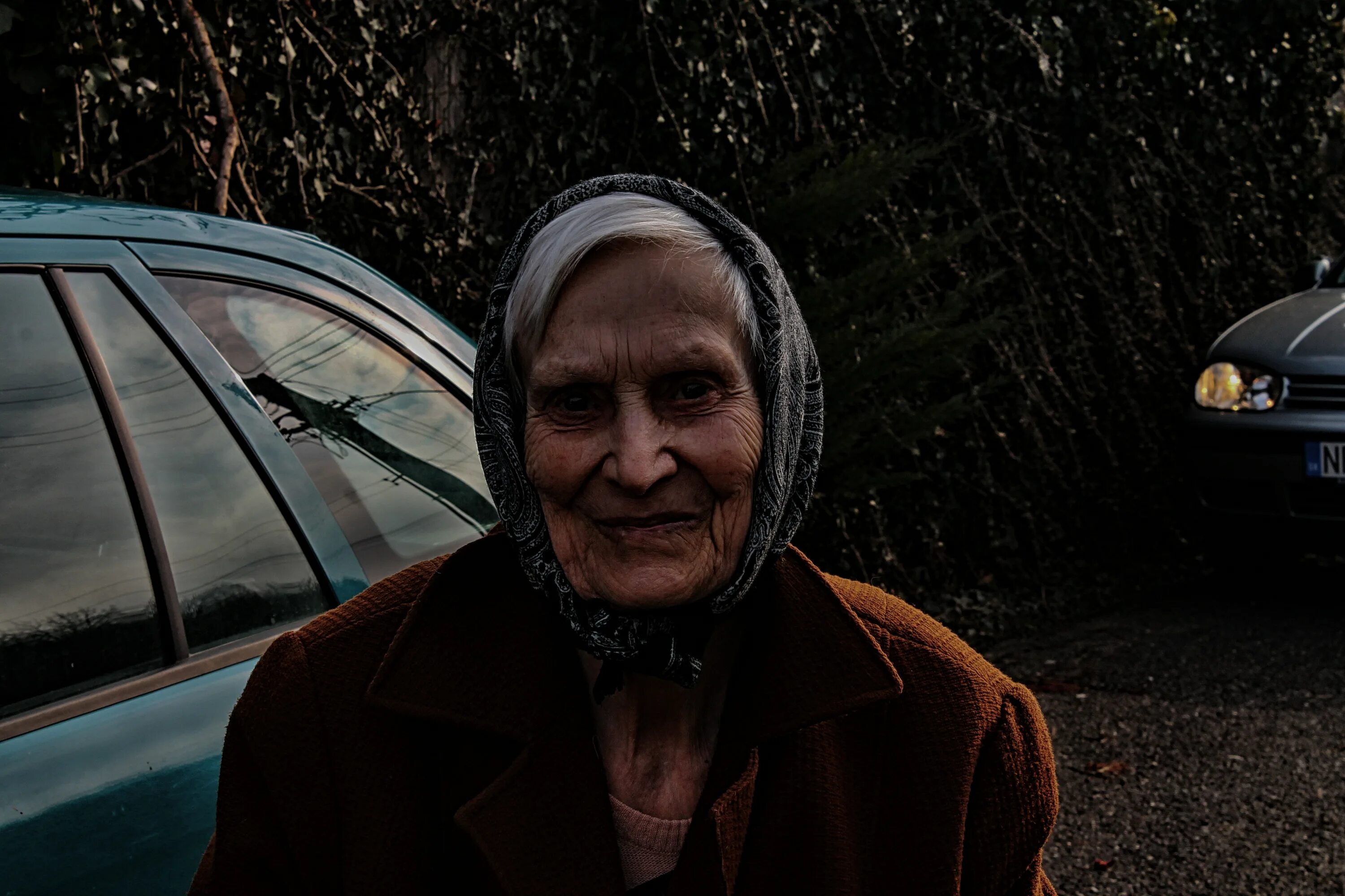 Загадочная бабушка. Бабушка. Злая старуха в платке. Бабушка с черными глазами.