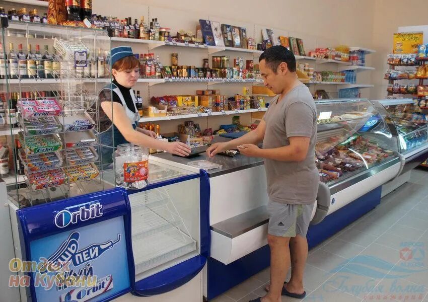 Торговля продуктами ооо. Прилавок продуктового магазина. Торговля через прилавок. Покупатель в магазине. Магазин через прилавок.