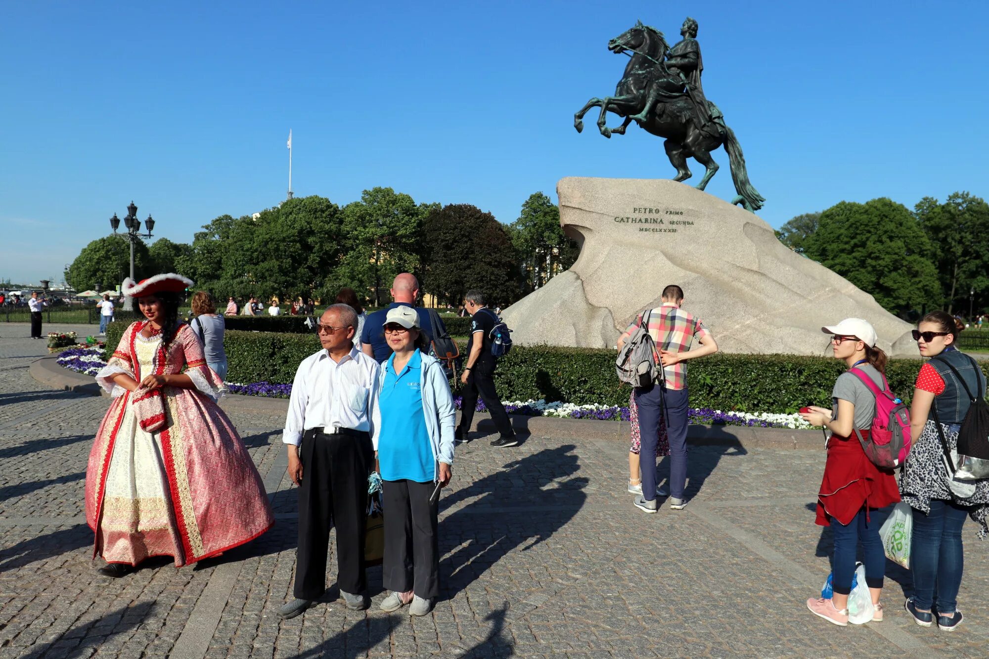 Где побывать с ребенком 5 лет в СПБ. Где побывать в Питере подростку. Сколько людей приезжают в Питер летом. Правила посещения петербурга