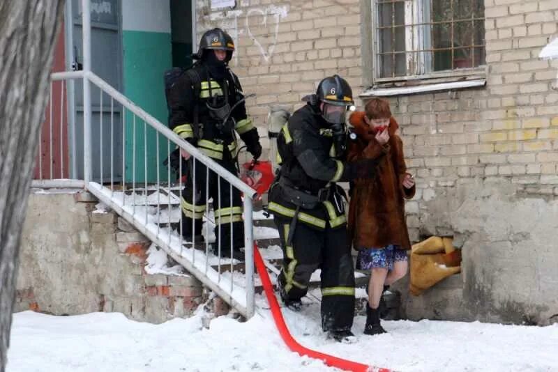 Спасение пострадавших на пожаре. Спасение людей из горящих зданий. Спасение людей пожарными. Пожарные спасают людей из горящего здания.