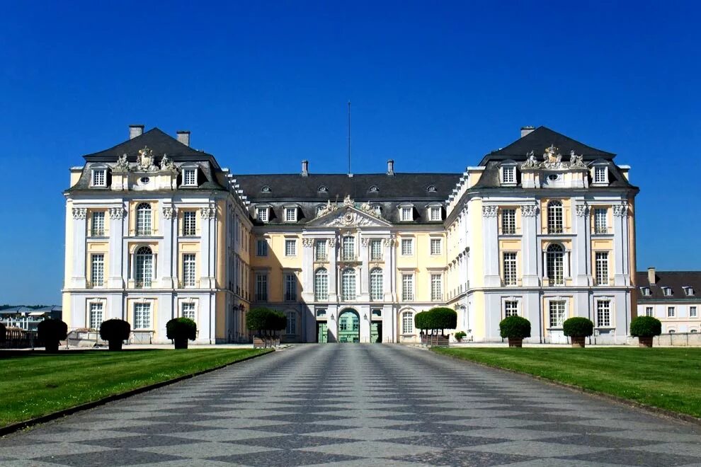 Город дворцов. Дворцы и природа. Замок азе-ле-ридо. Замок в яссах румыния. Мец город в германии.