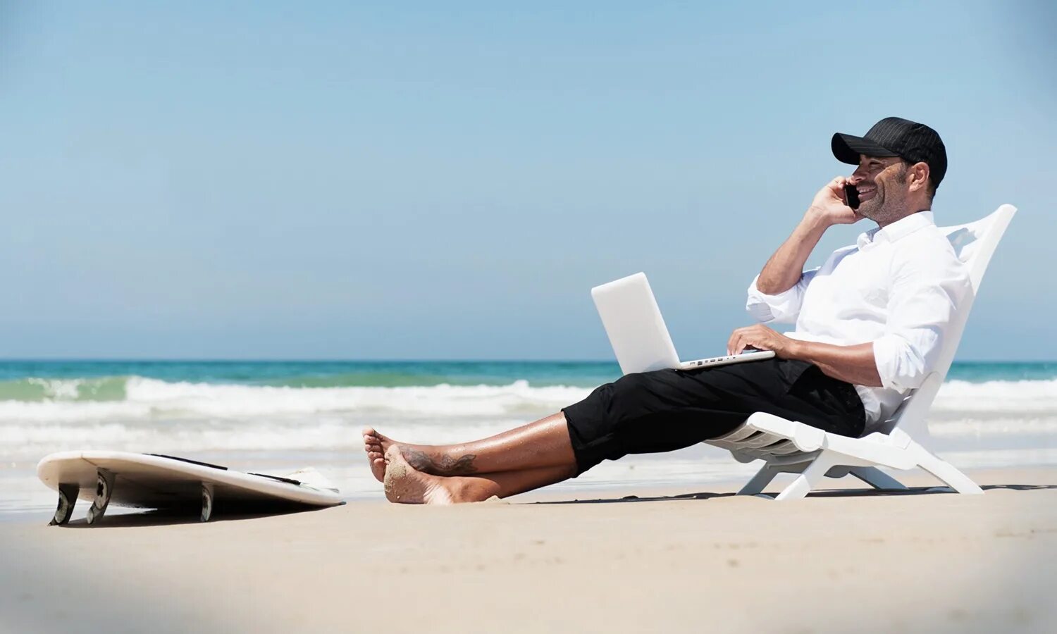 Фрилансер на берегу. Человек с ноутбуком на пляже. Бизнесмен на пляже с ноутбуком. Бизнесмен на море. Мечты бизнесмена.