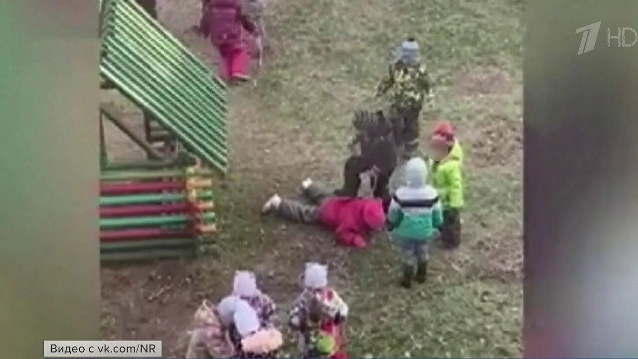 Дети бьют девочку. Дети бьют девочку. Дети бьют девочку. Агрессия подростков. Днвачка дерётся с мальчиком.