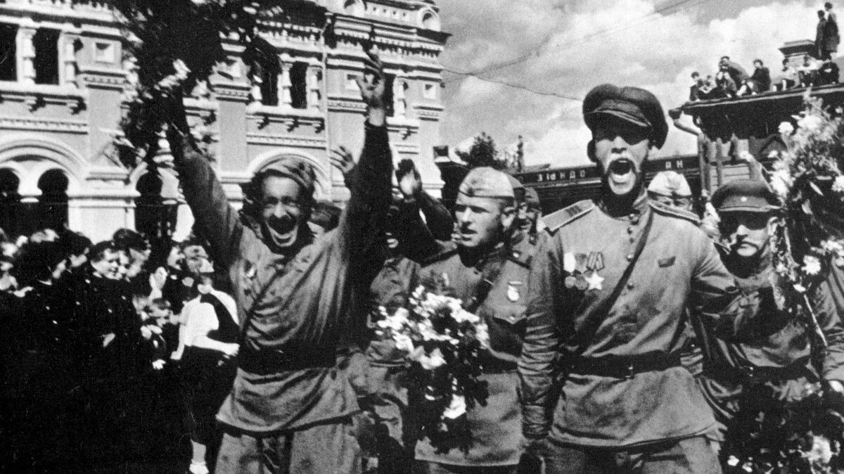 Праздник со слезами на глазах: 9 мая 1945 года в архивных фото - РИА Новости Кры