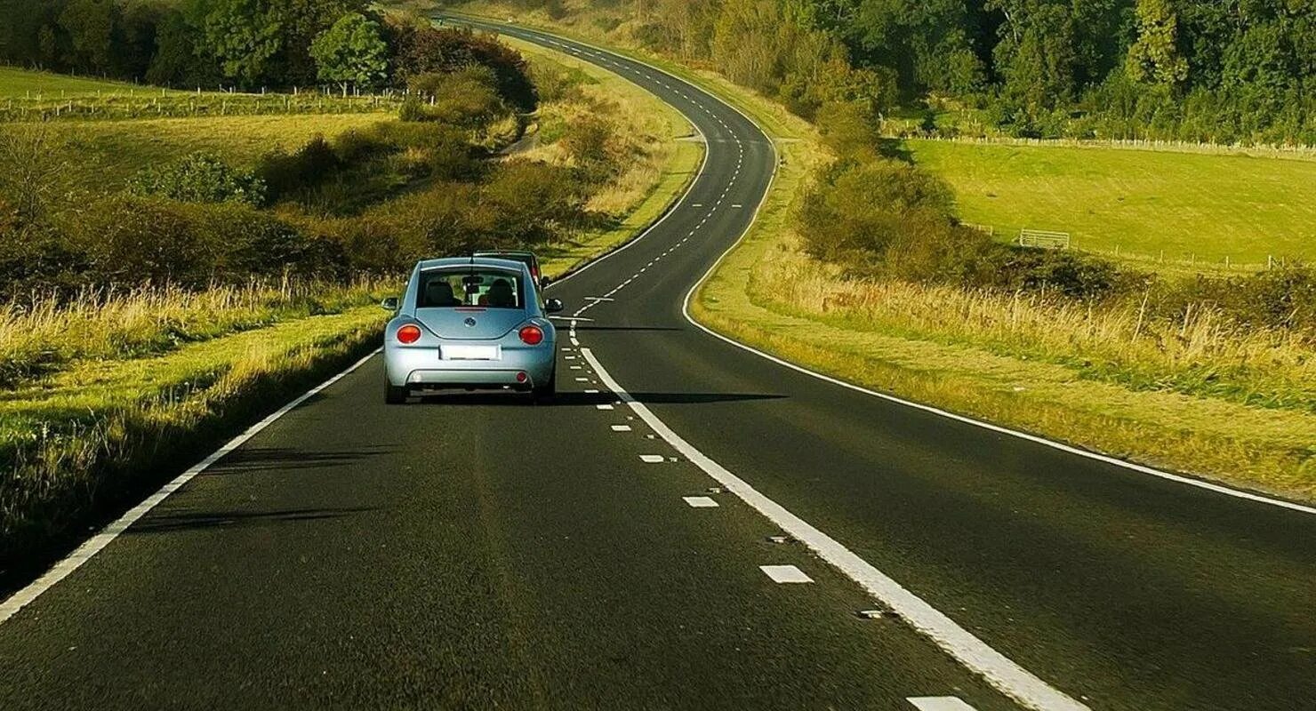 Трасса с машинами. Трасса с машинами. Дорога из машины. Две машины едут по асфальтированной дороге. Машина на дороге.