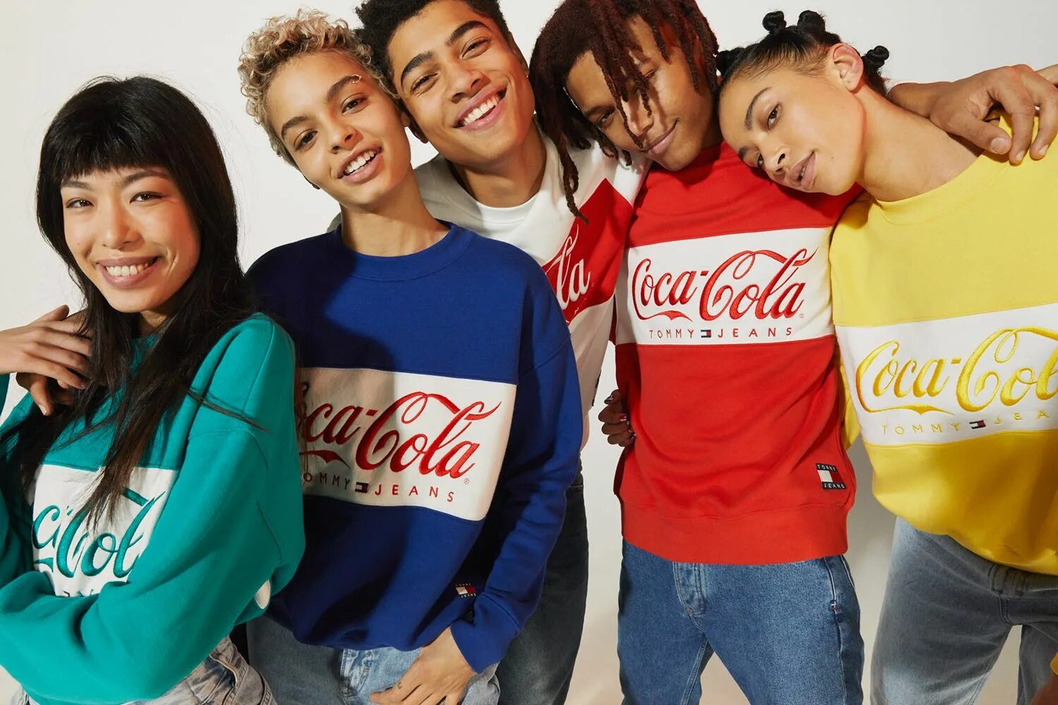 Российские бренды молодежной одежды. Томми хилфигер кока кола. tommy jeans coca cola. молодежные бренды. молодежные бренды одежды.