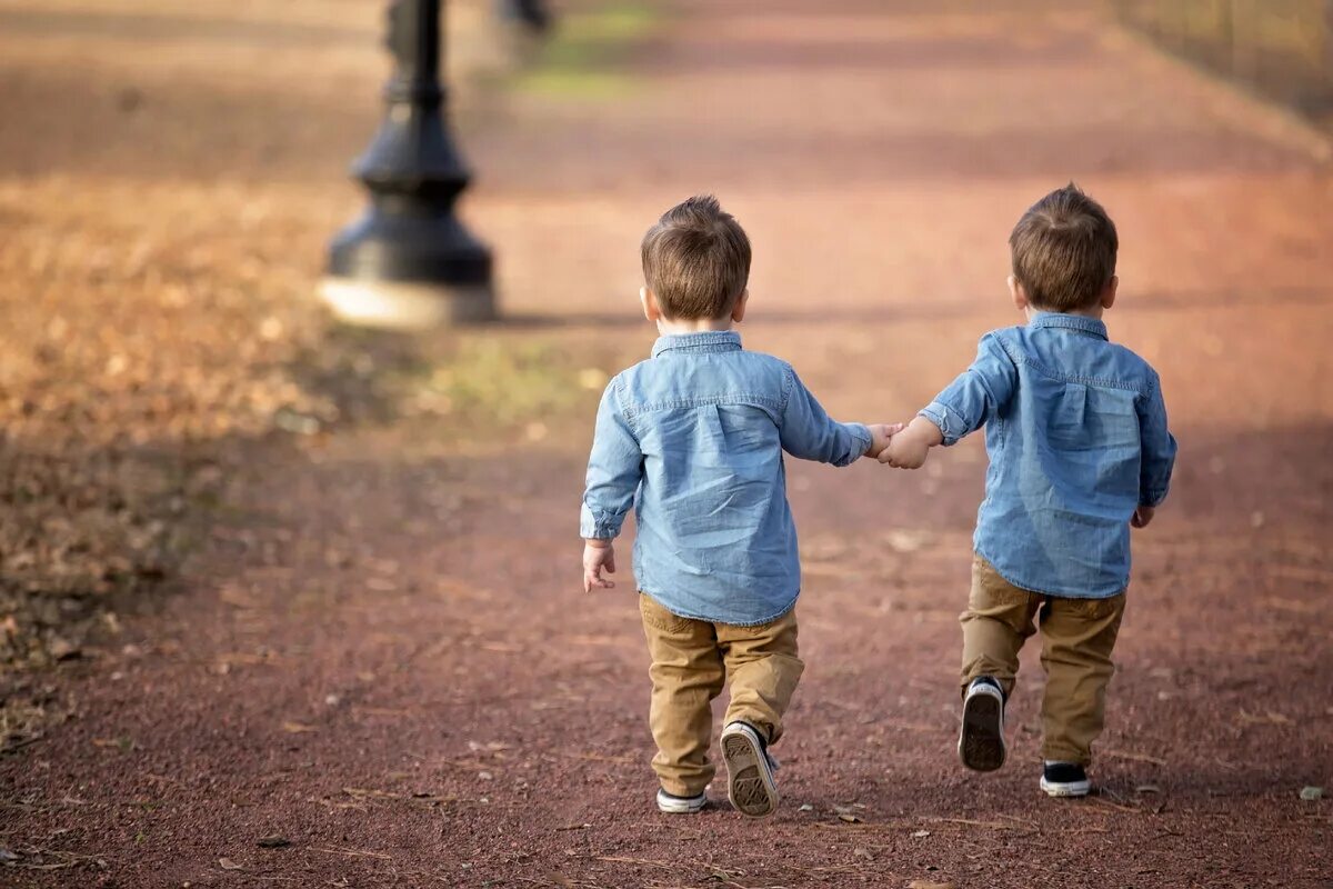 Старший брат и младший брат. Сестра картинка для детей. Старший брат и младший брат. Мы с братом идем на рынок. Мы с братом идем на рынок.