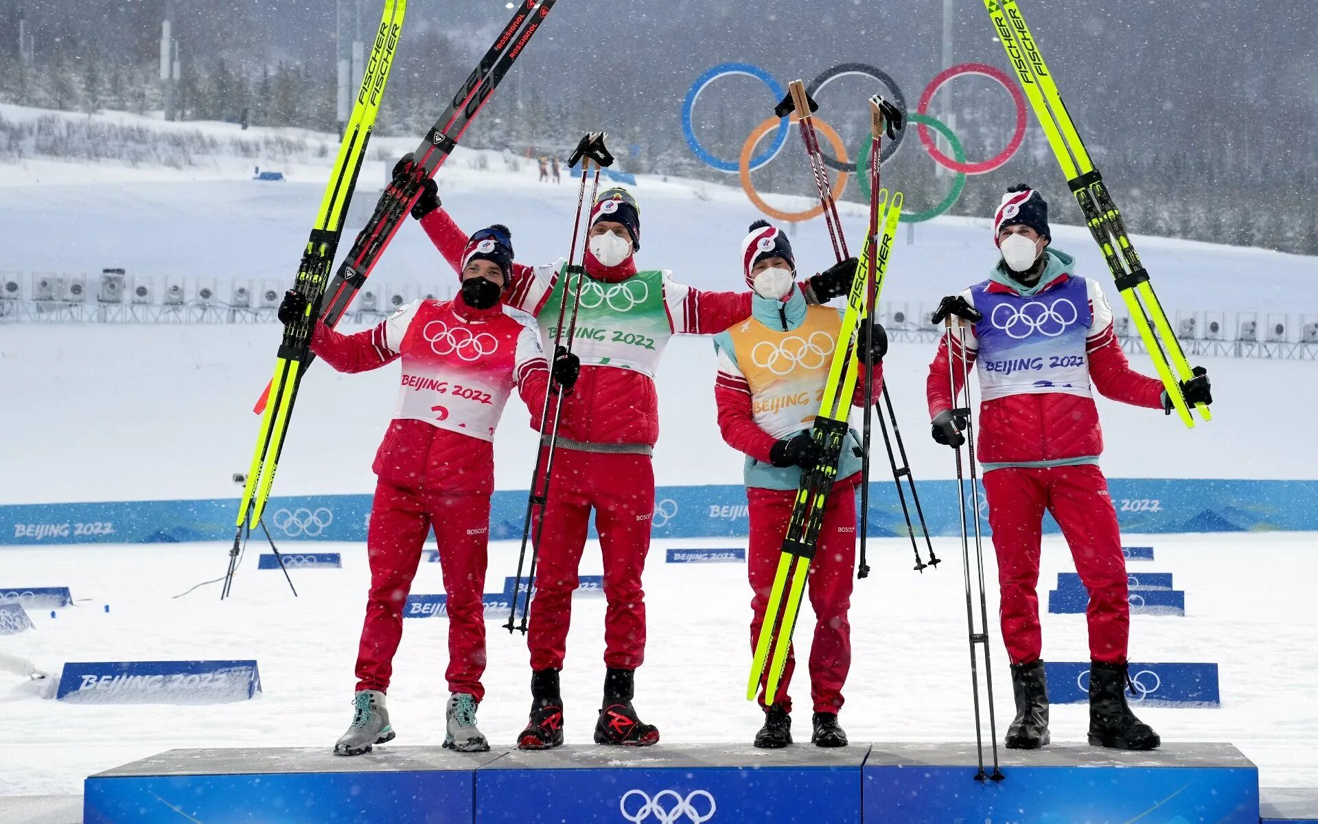 Зимний день и лыжи. Лыжные гонки 2022 Червоткин Большунов. Лыжные гонки 2022 сборная России.