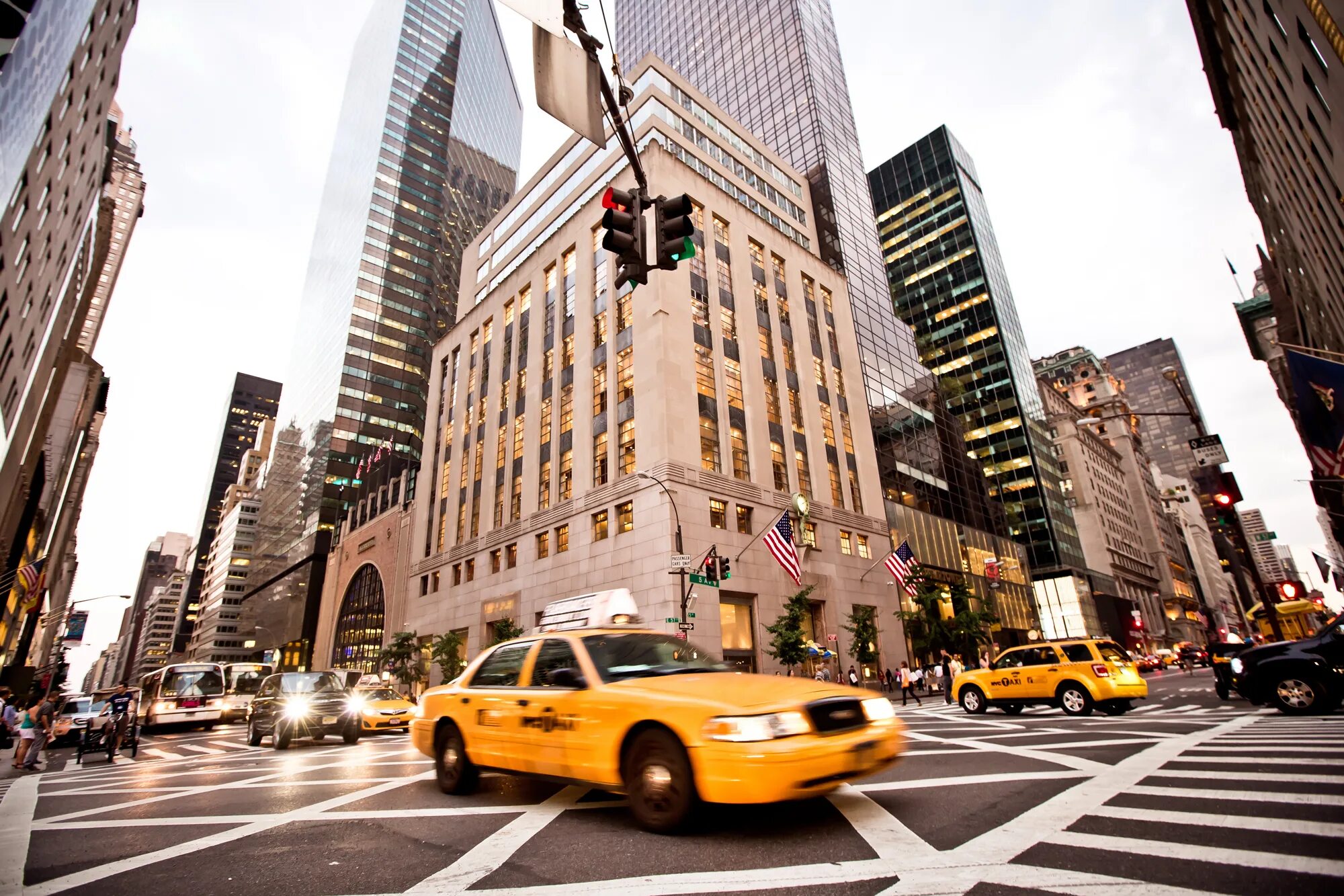 New york city streets. Нью-Йорк. Пятая Авеню Нью-Йорк. Нью Йорк Манхеттен 5 Авеню. Нью-Йорк (New York City).