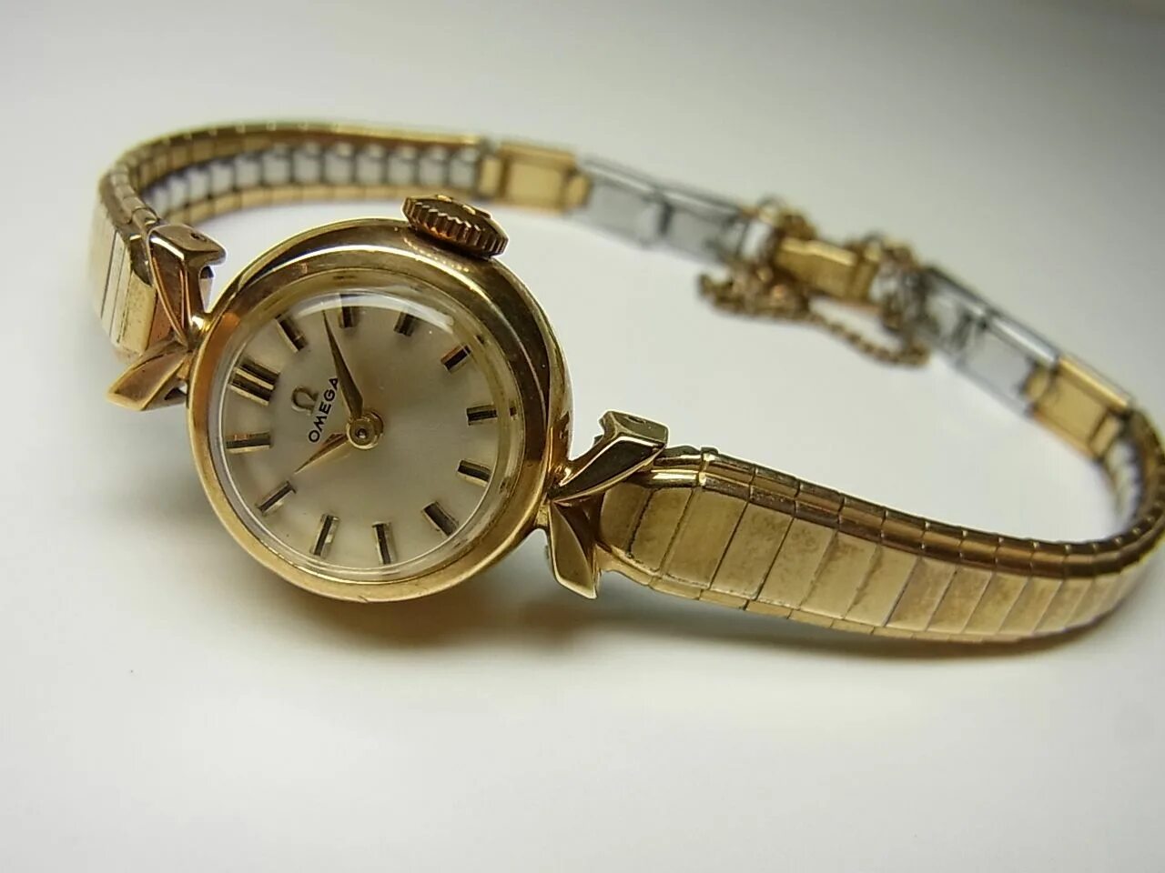 Omega 1969 часы наручные золотые женские. Золотые часы Наири 583. Часы Наири золотые женские. Часы Omega Geneve 1960s золотые.