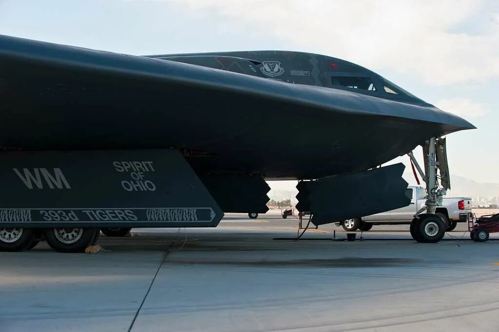 B-2 spirit: стелс-бомбардировщик. Стелс бомбардировщик б2. B 1 spirit. B-2 spirit stealth bomber. B-2 spirit stealth bomber.