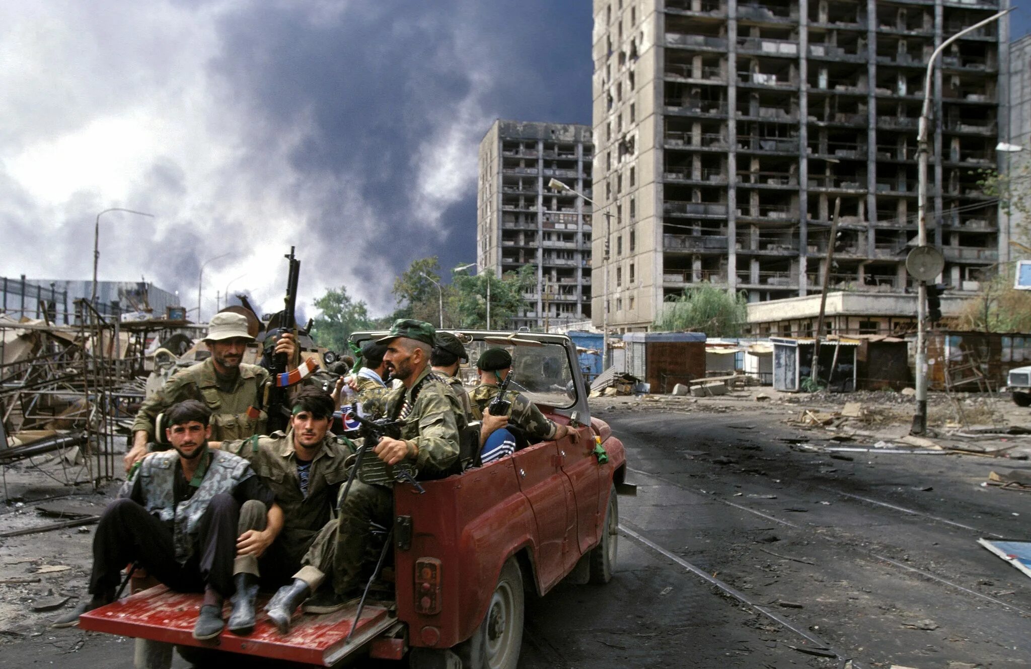 Боевики 1996 года. Боевики 1996 года. Операция джихад грозный август 1996. Чеченские боевики грозный 1995. Грозный август 1996 боевики.