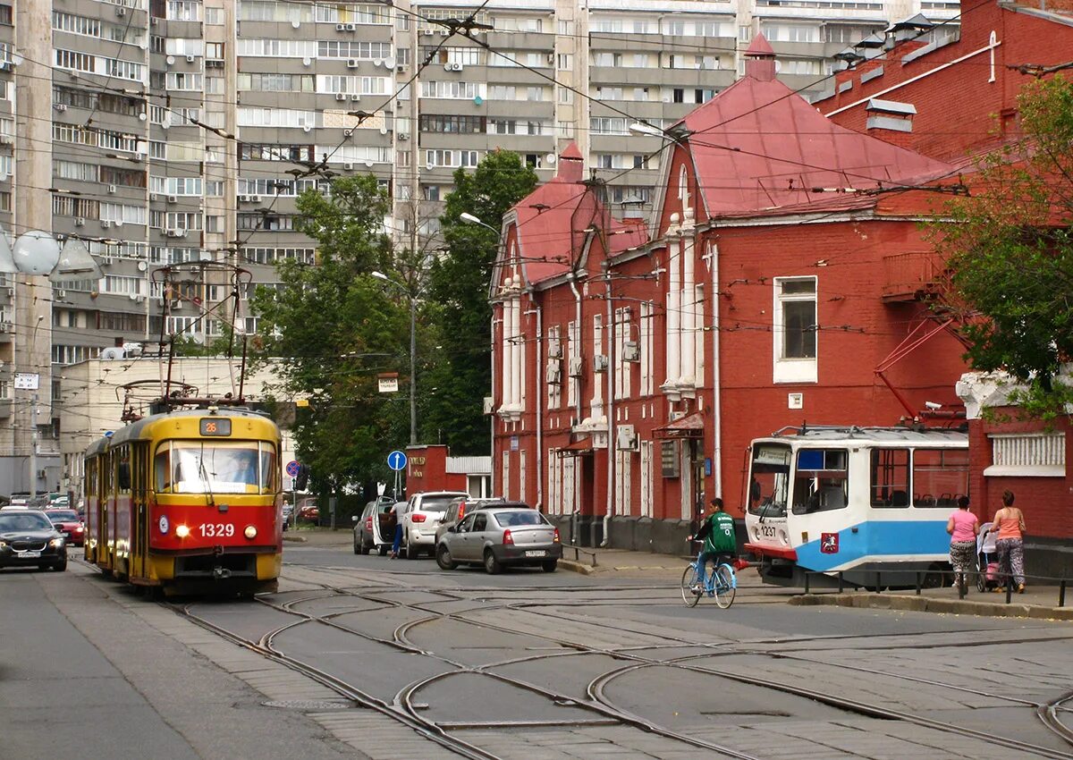 Улица Шаболовка Москва. Трамвай на Шаболовке. Шаболовка трамвайные пути. Московские трамваи на улице Шаболовка. Большая черемушкинская трамвайные пути