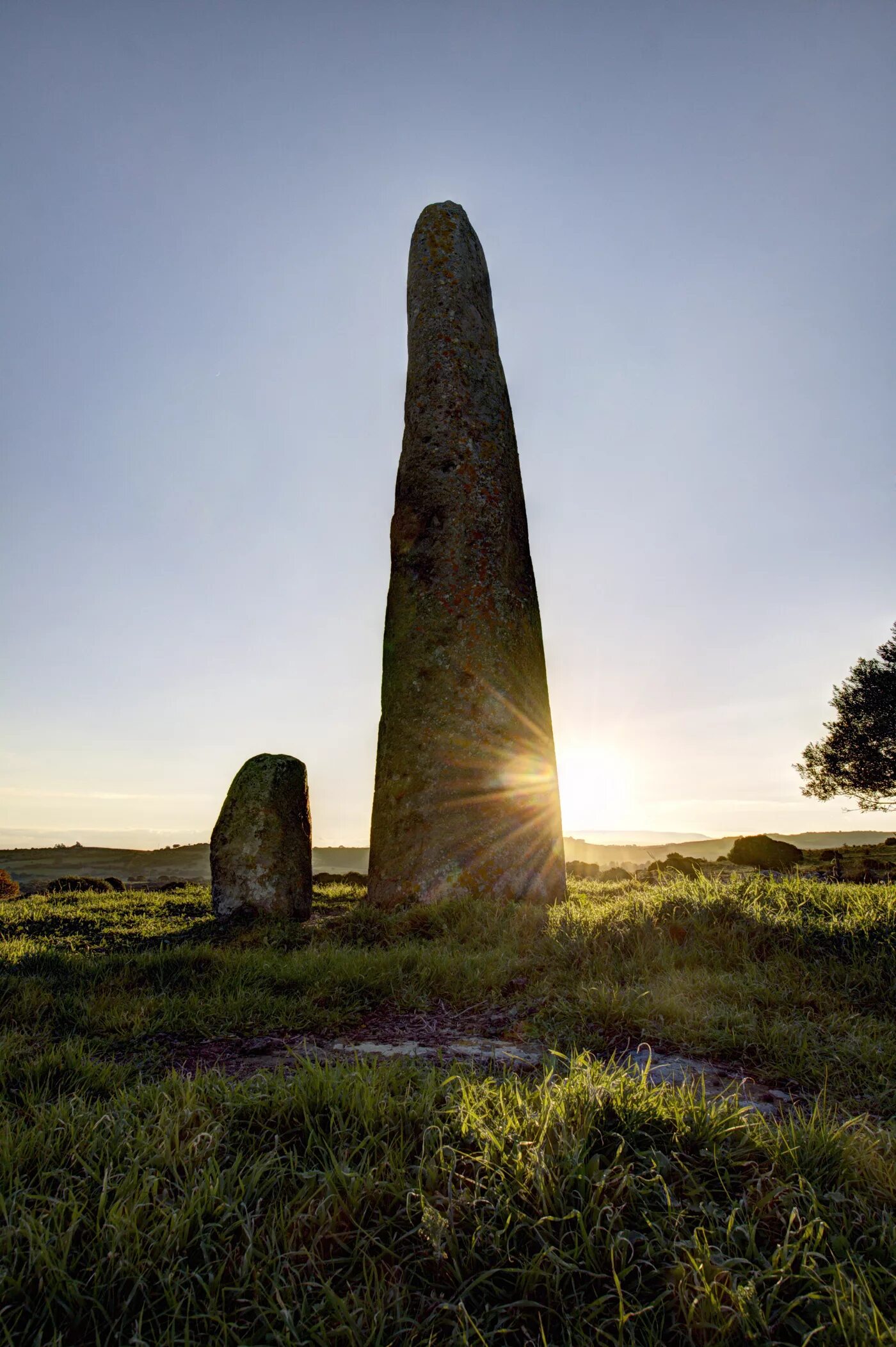 мегалиты менгиры. менгир что это такое. менгиры первобытное искусство. менгиры первобытная архитектура. мегалиты менгиры.