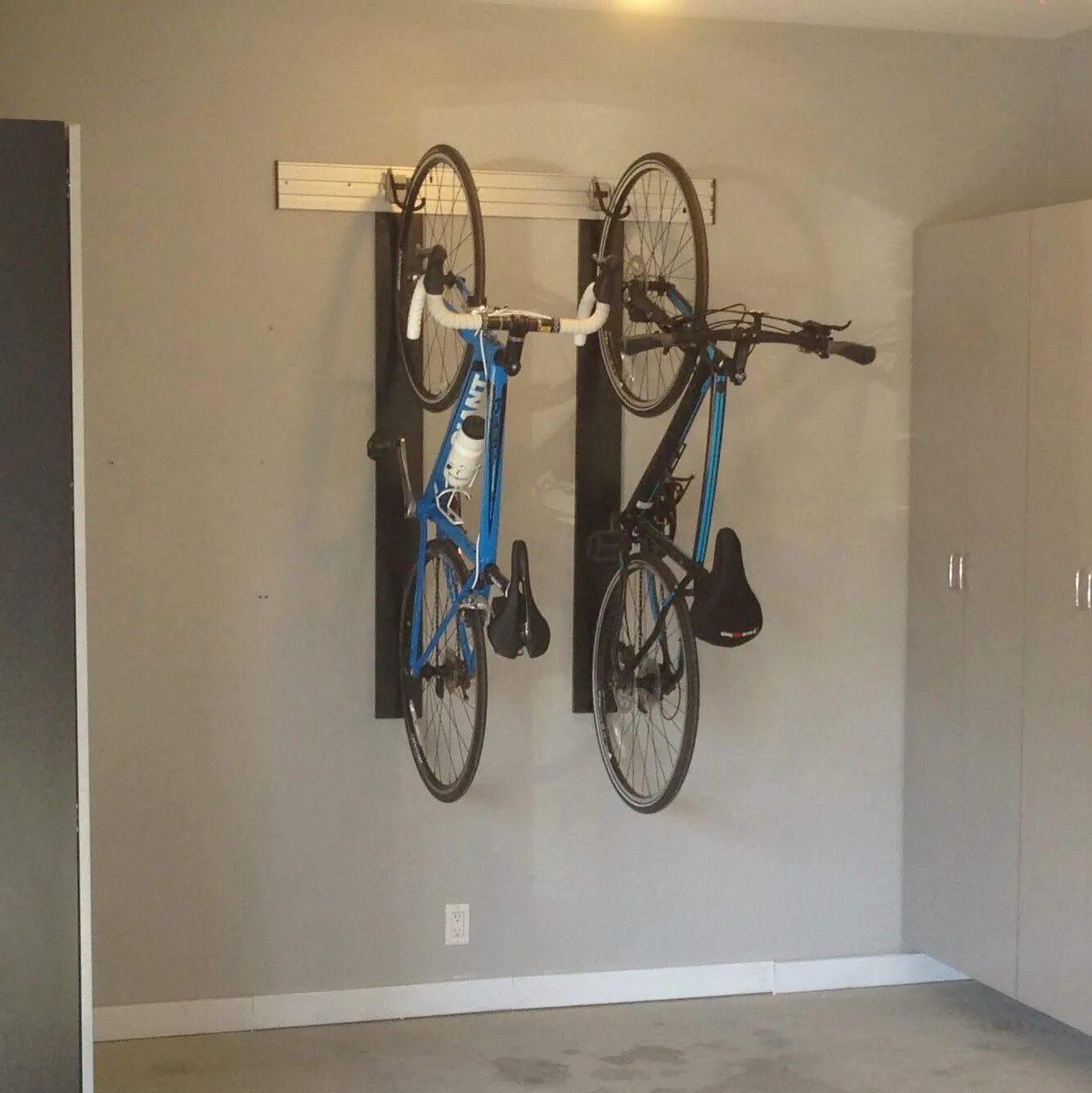 Можно ли хранить на лестничной площадке. Хранение велосипедов. Крепление для велосипеда на стену. Идеи для хранения велосипеда. Велосипед на стене.