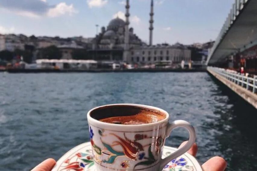 Турецкий кофе Стамбул. Самый вкусный кофе тот который пьешь в пути. Кофе и путешествия цитаты. Кофе в дорогу цитаты.
