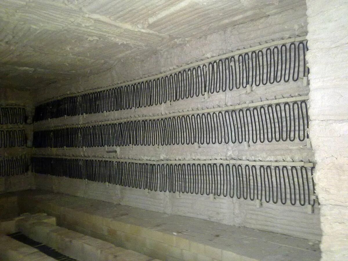 Футеровка огнеупорным бетоном. Промышленная газовая печь. Муфельная печь агни. Футеровка прокалочной печи. Футеровщик огнеупорщик.
