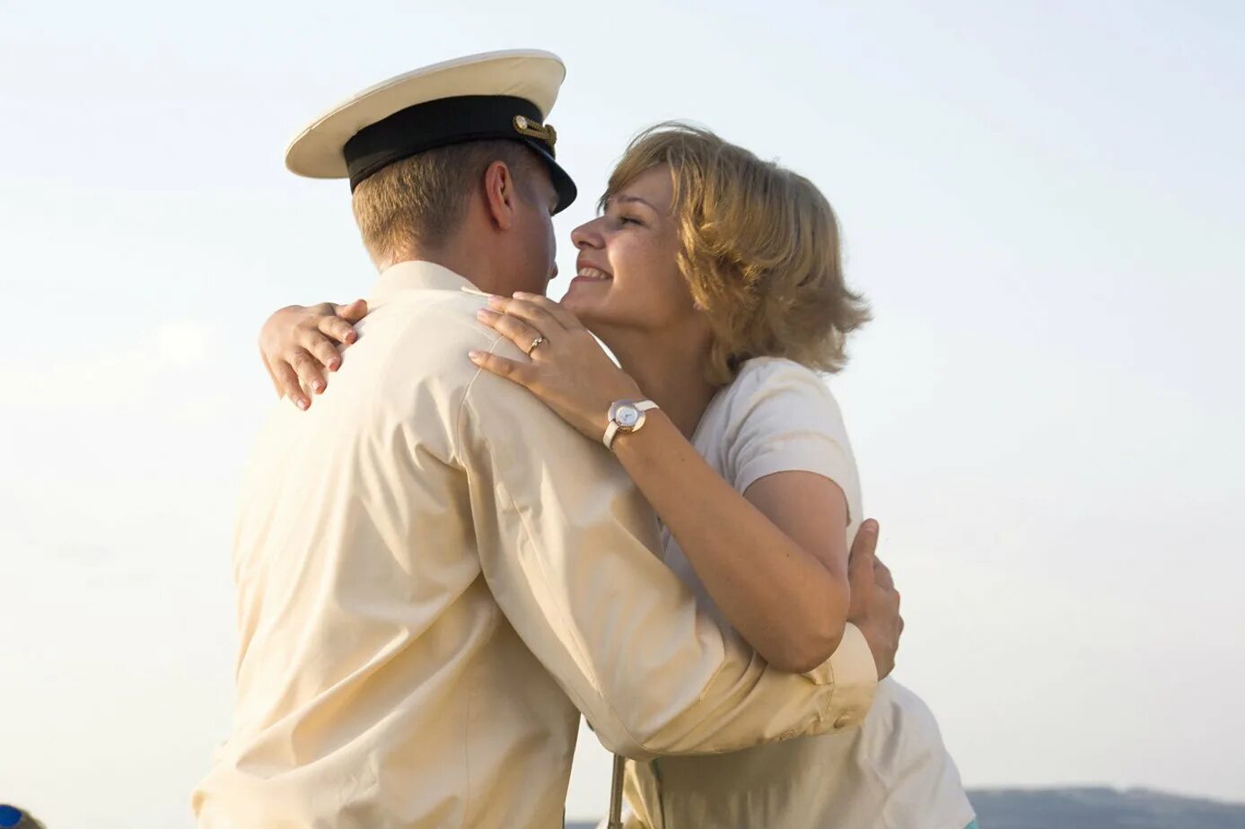 Жены офицеров в хорошем. Девушка провожает моряка. Любовь офицера.