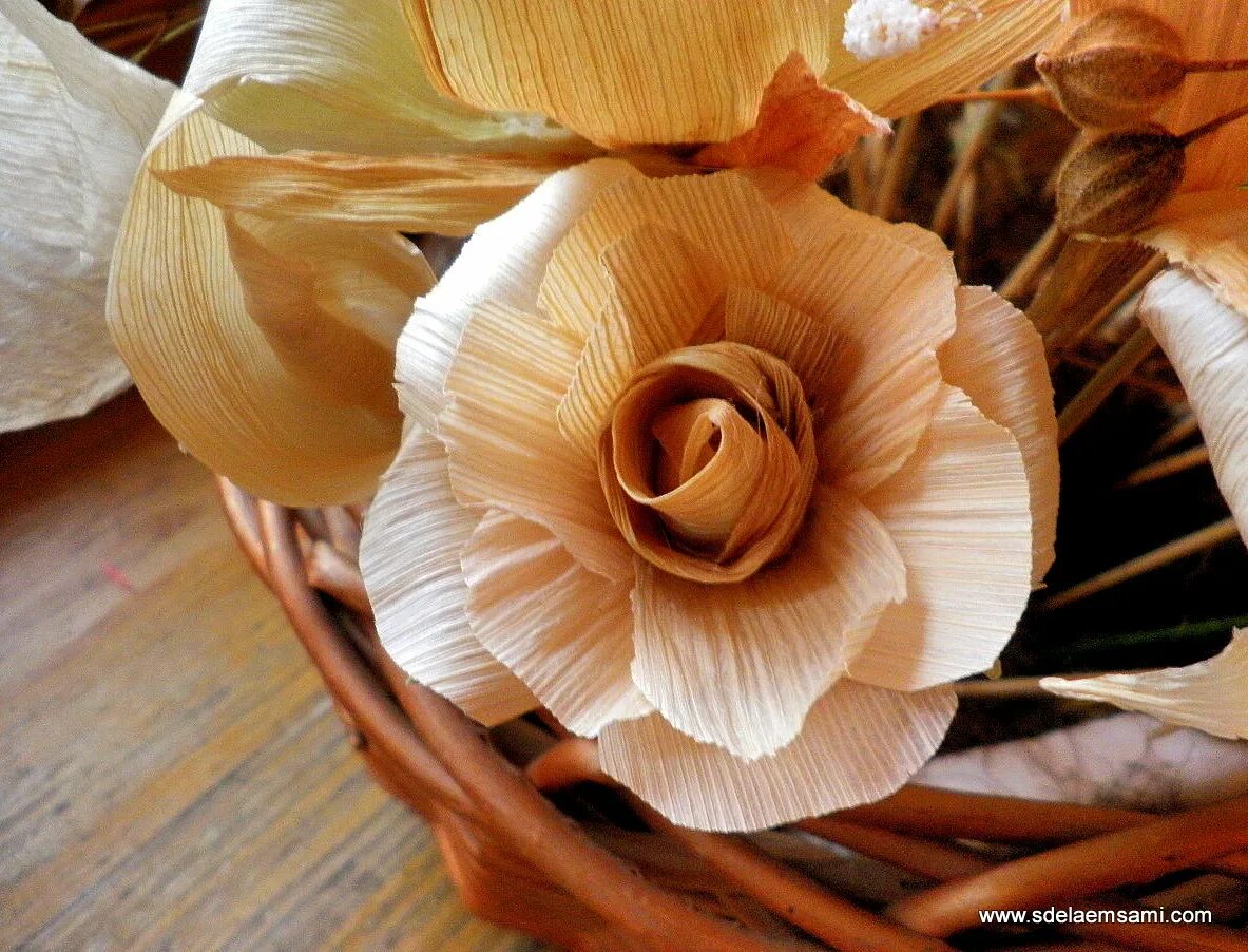 Поделки из кукурузных листьев. Цветы из талаша. Поделки из кукурузных листьев. Талаш листья кукурузы. Из листьев кукурузы.