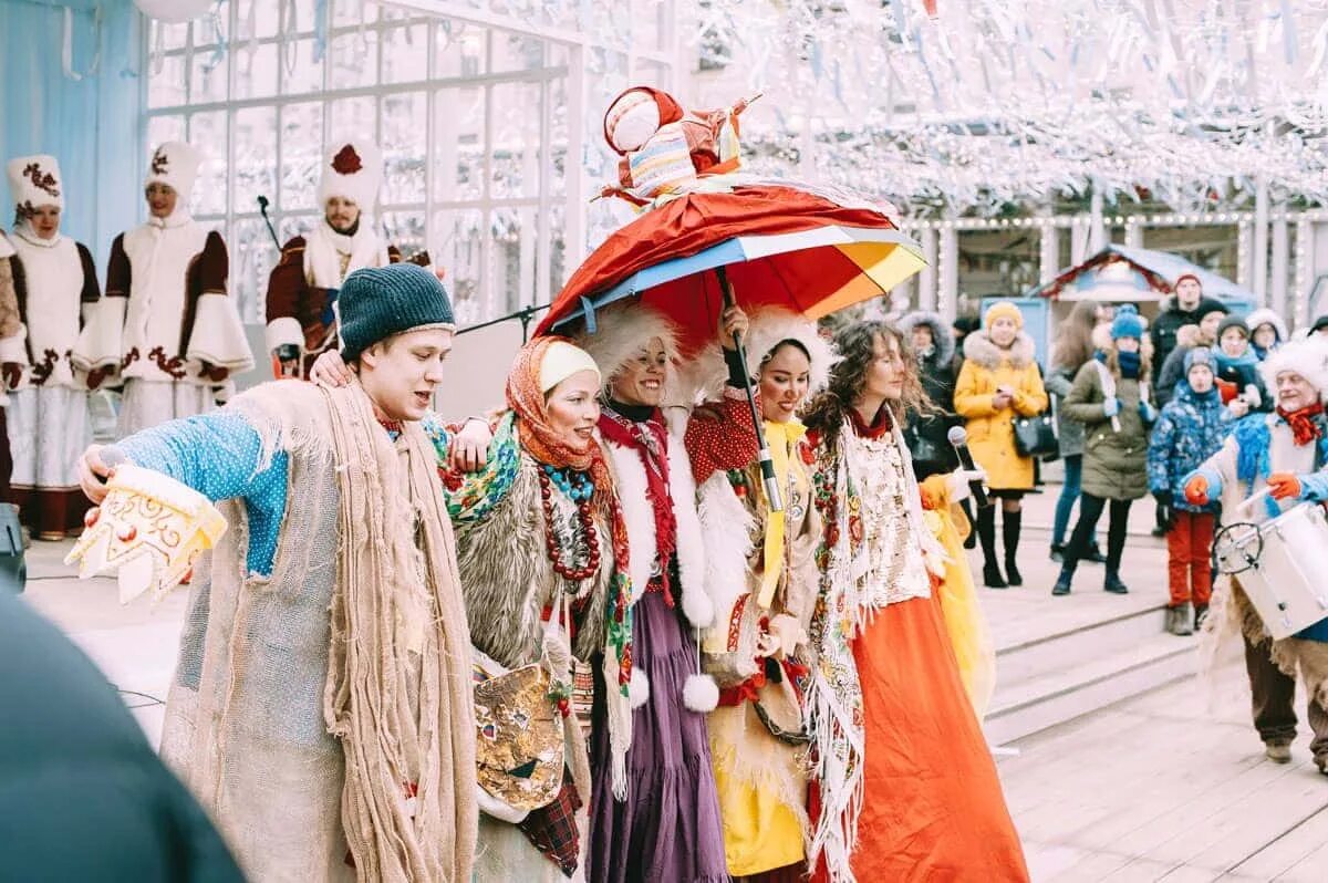 Масленичные куклы 2020 ярославль. Масленичный маскарад. Спектакль для детей на масленицу. Народный и уличный театр. Масленица театра.