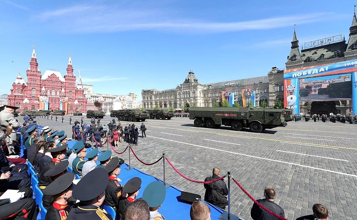 Как попасть на парад 9 мая. 9 Мая парад Победы красной площади. Парад на красной площади 9 мая. Красная площадь Москва 9 мая. Парад на красной площади 9 мая 2015 года.