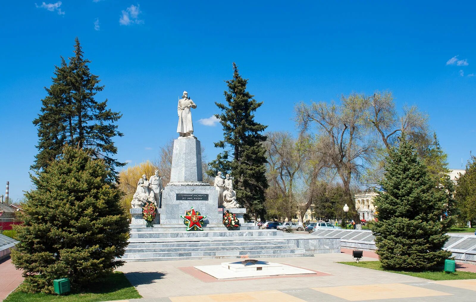 Площадь Жукова Тихорецк. Тихорецк мемориал площадь Жукова. Памятник на площади Жукова в Тихорецке. Город Тихорецк Краснодарский край.