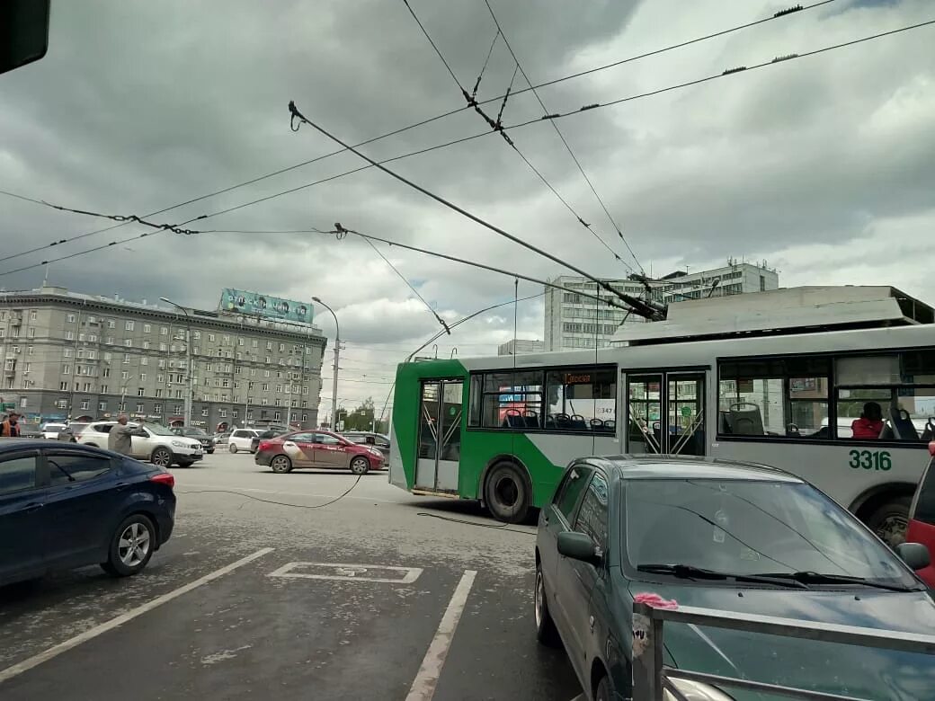 Троллейбус обрыв. Троллейбус новосибирск 3316. 35 троллейбус новосибирск. троллейбус новосибирск 1305.