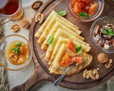 Тонкие блины с орехами и джемом на столе на Масленицу Обои для рабочего стола 12