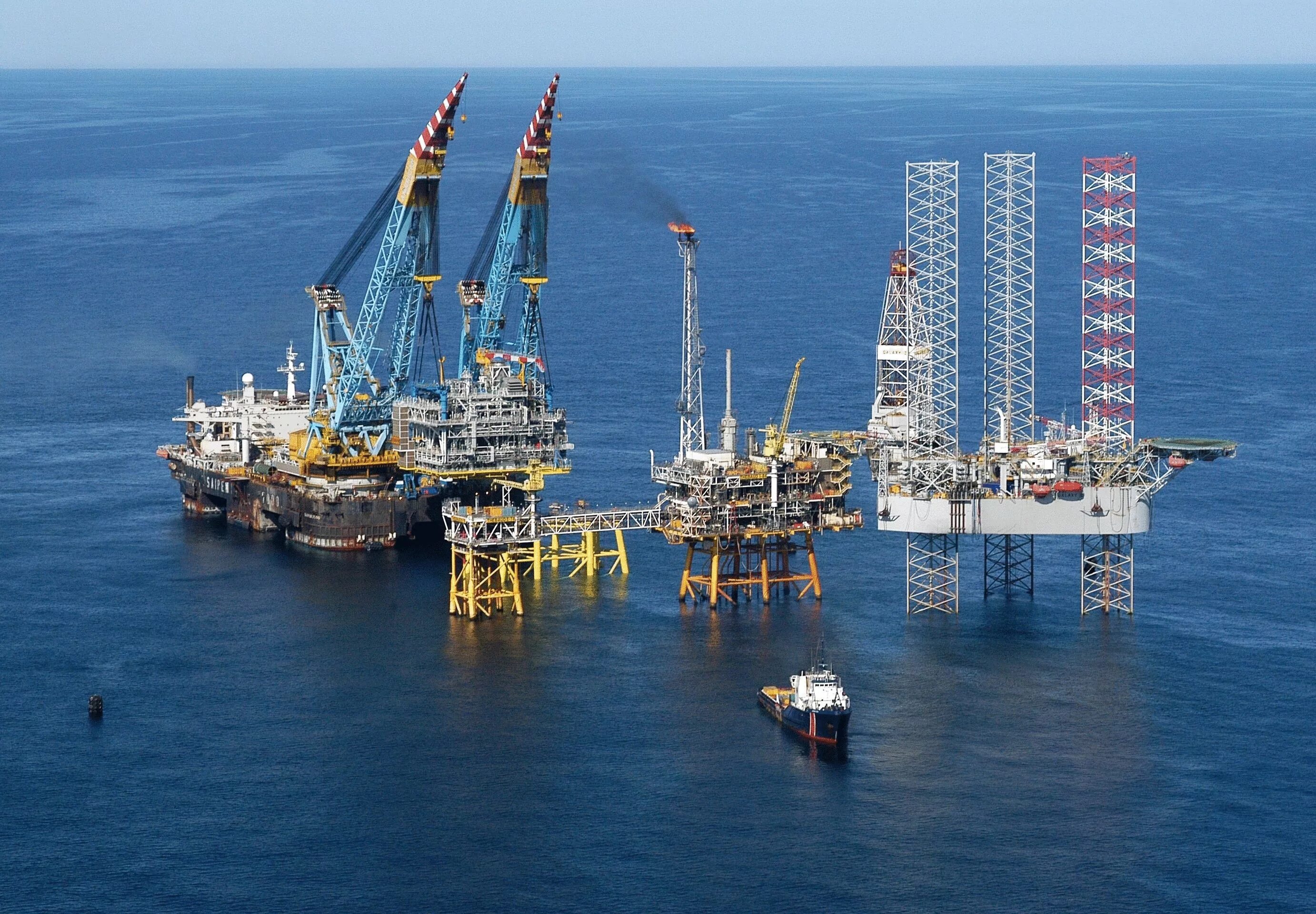 Нефтедобыча в ОАЭ. Нефтегазовая промышленность ОАЭ. Объединённые арабские эмираты добыча нефти. Добыча нефти в ОАЭ.