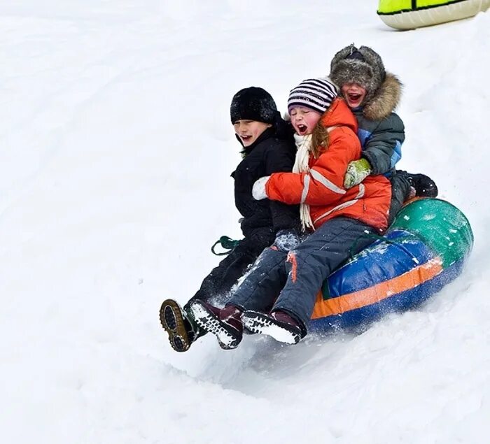 Катание с горки. Ватрушка для катания. Дети катаются с горки зимой. Дети катаются на горке. Дети катались с машины как с горки.