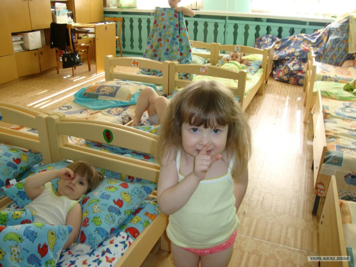 Тихий час в детском саду. Детский сад тихий час девочки. Тихий час в детском саду девочки. Тихий час в детском саду девочки. Дети спят в садике.