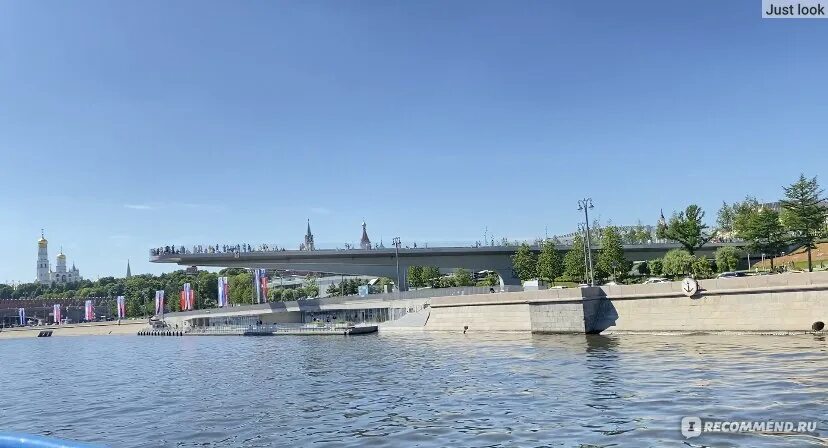 Парк зарядье вид с моста. Парк зарядье мост кремль. Парк зарядье мост. Парк зарядье смотровая. Парк зарядье смотровая.