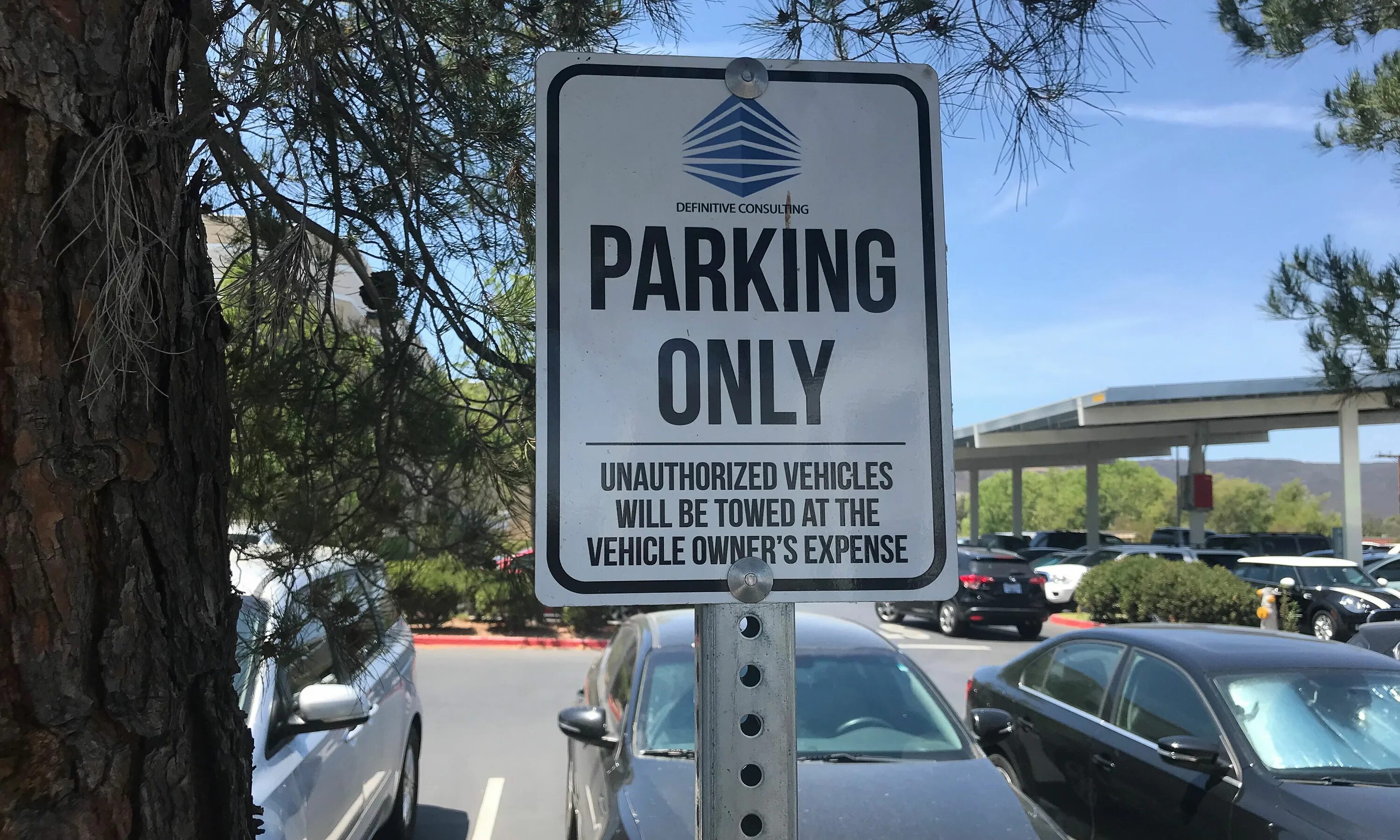 Паркинг онли как переводится. Кастомер паркинг. parking street signs.