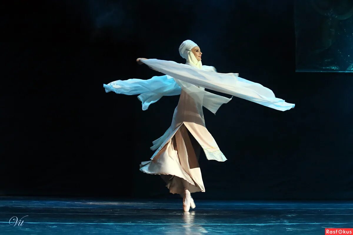 в вихре танца. в вихре танца. вихрь танца. танцующая женщина. в вихре танца картинах.