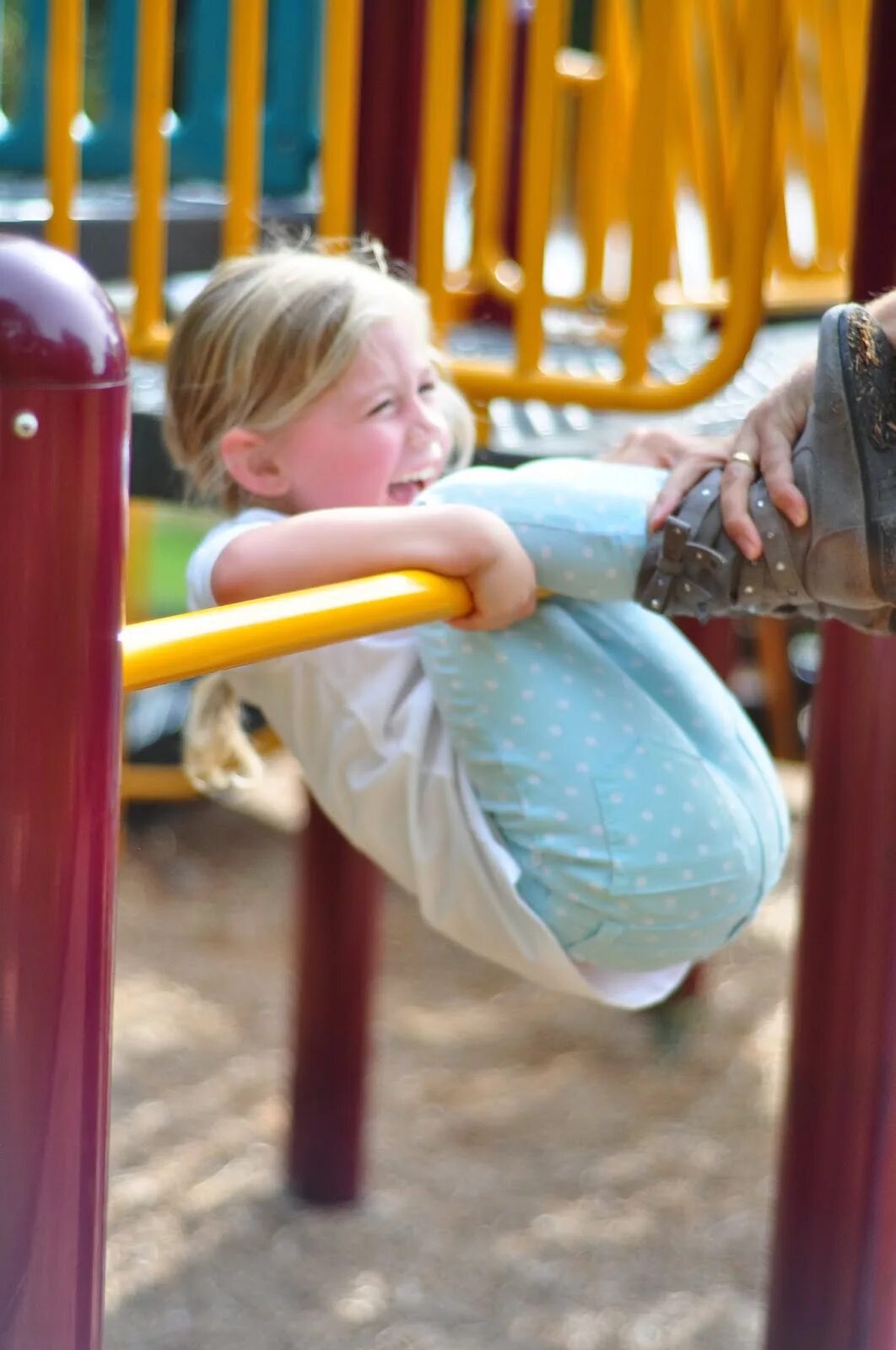 The girl got stuck on the playground. Упс на детской площадке. упс дети на детской площадке. playground school девочка.