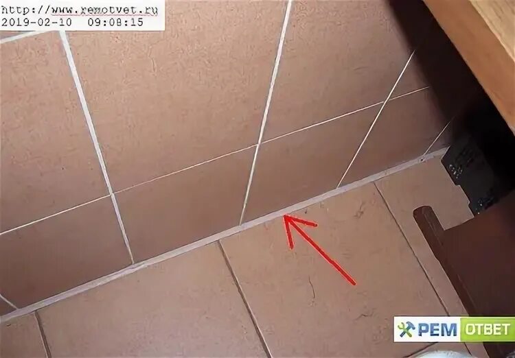 стык плитки стена пол. стык плитки на полу и стене. стык плитки пола и стены. плинтус для плитки керамической на стену. стык плитки пола и сиены.