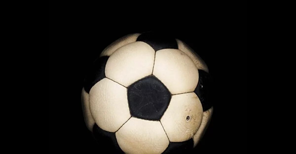Футбольный мяч белый. Футбольный мяч белый черный. Футбольный мяч черно белый. Первый футбольный мяч.