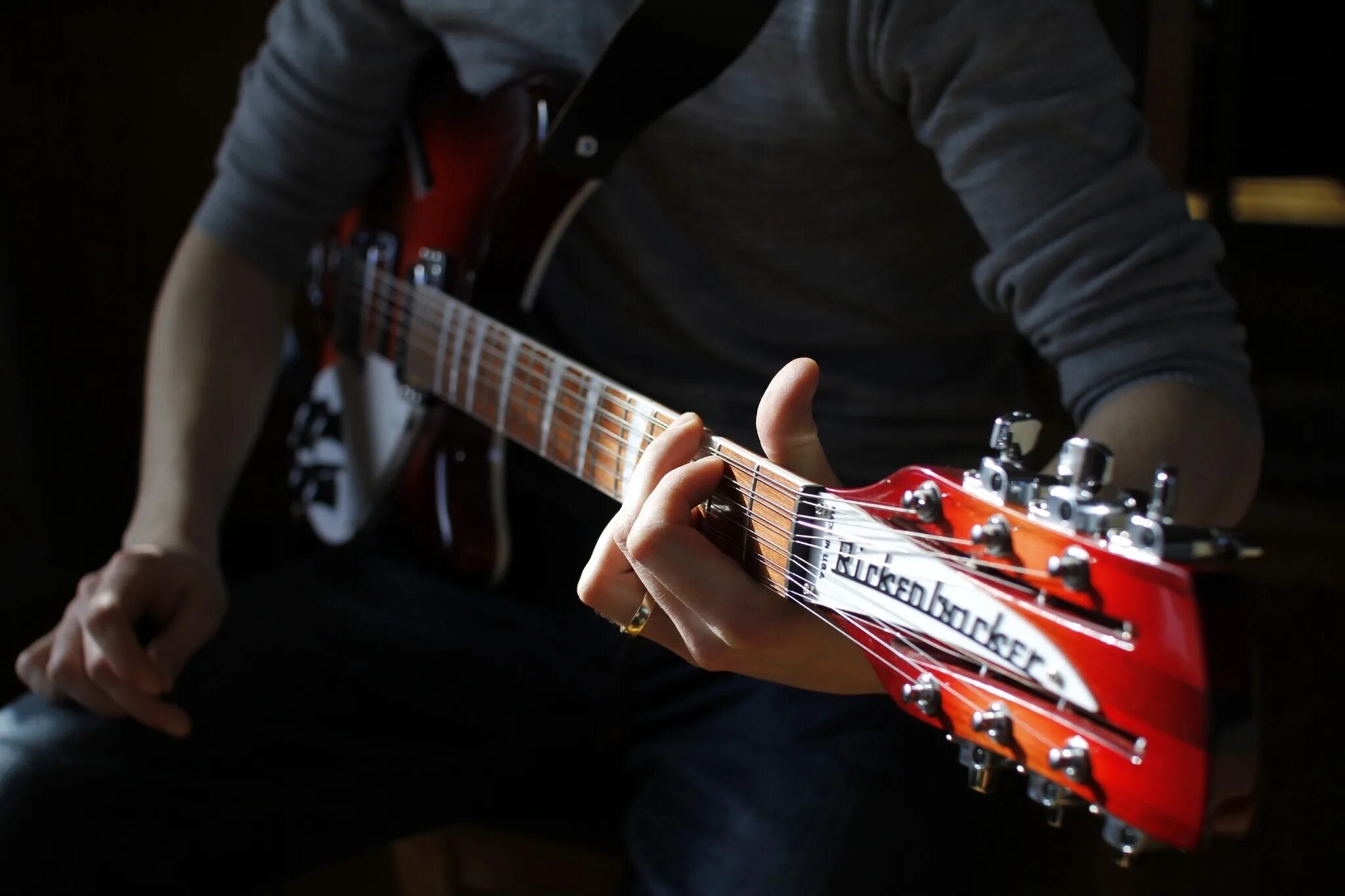 Бас гитара обучение. Бас rickenbacker. гитарист с электрогитарой. рок гитара. парень играет на электрогитаре.