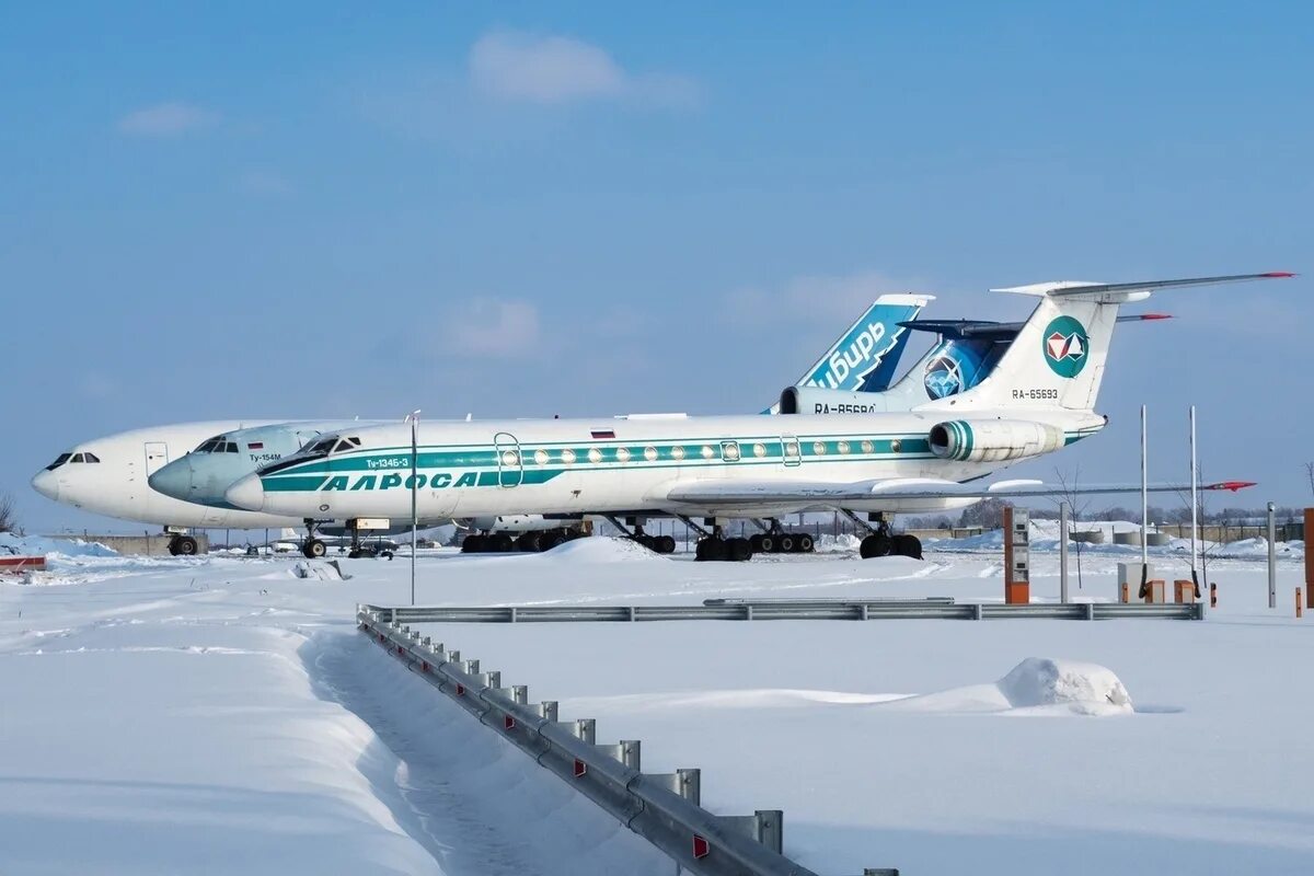 Самолет в дом в новосибирске. Ил 86 Толмачево Новосибирск. Ил 86 Толмачево музей. Новосибирск аэропорт Толмачево самолет. Ту 154 памятник аэропорт Толмачево Новосибирск.