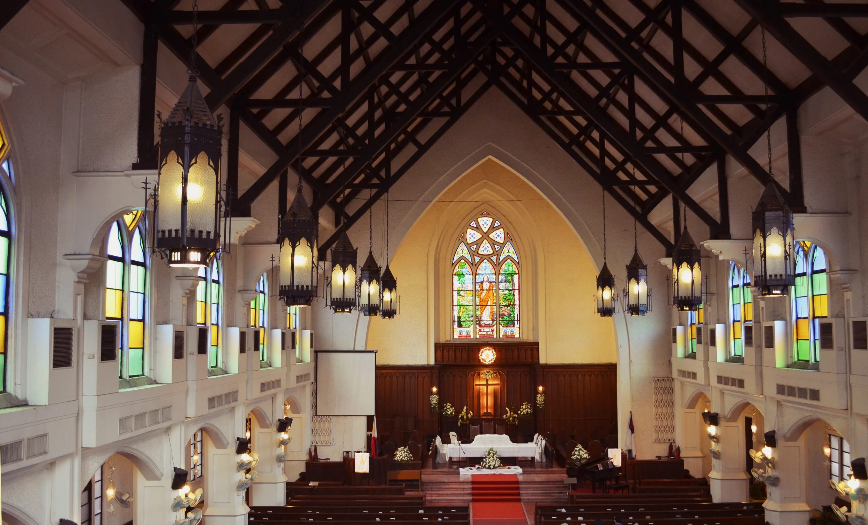 Отрицающий церковь. Протестанты церковь внутри. храм протестантов внутри. христианские синагоги. внеконфессиональная церковь.
