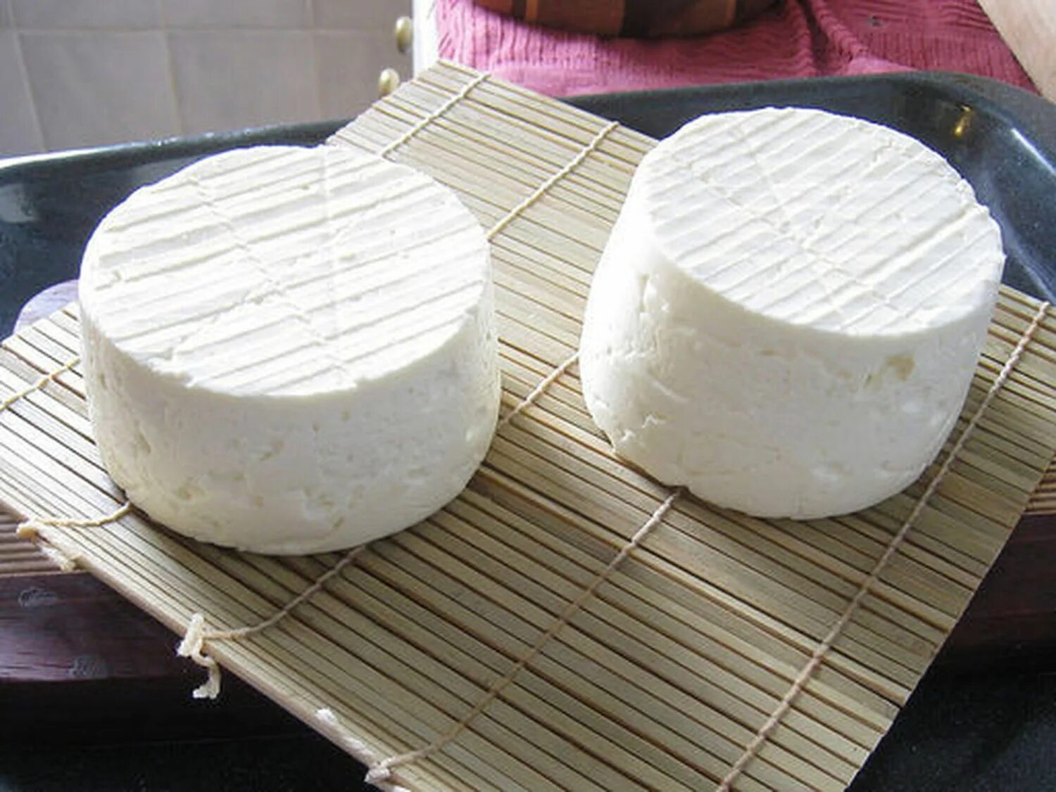 Рецепт сыра из козьего молока. Домашний козий сыр. домашний сыр из коровьего молока. домашний сыр из козьего молока. молодой козий сыр.