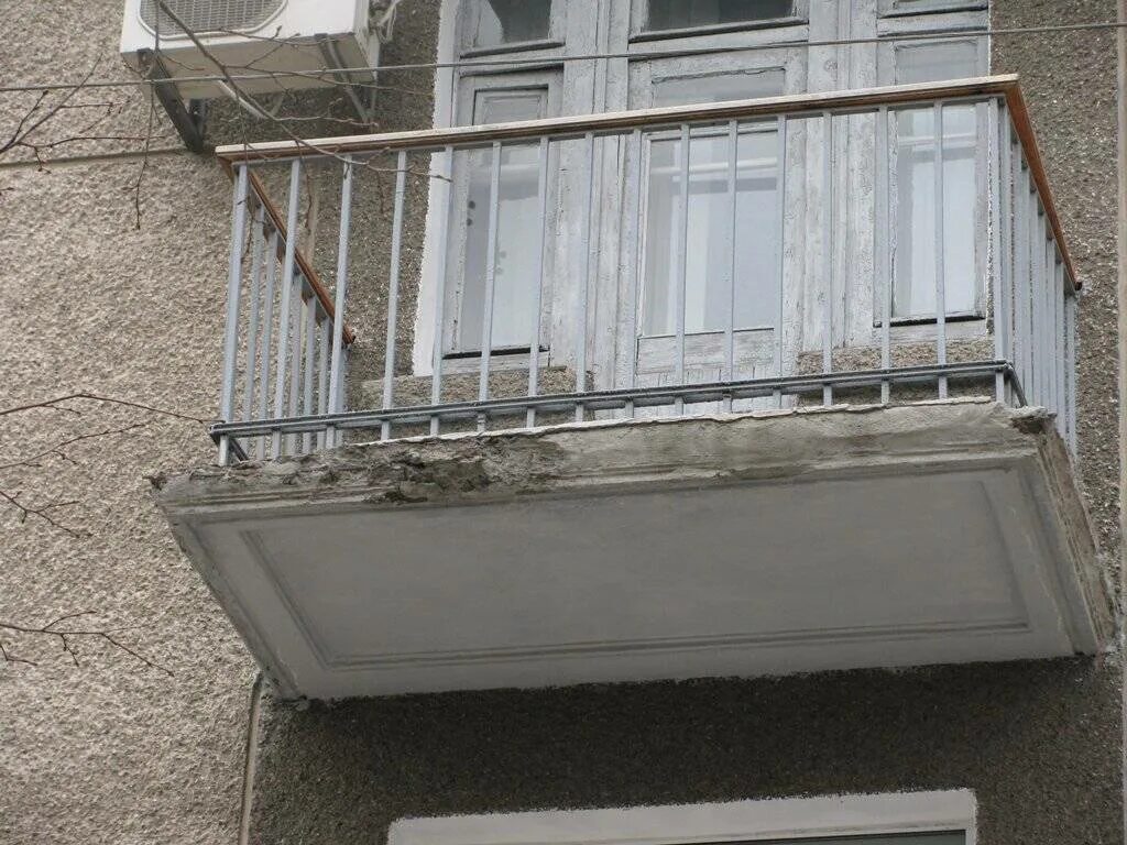 Трещина на балконе. Разрушенные плиты балконов. Восстановление плиты балкона. Балконная плита. Плита балкона в хрущевке.