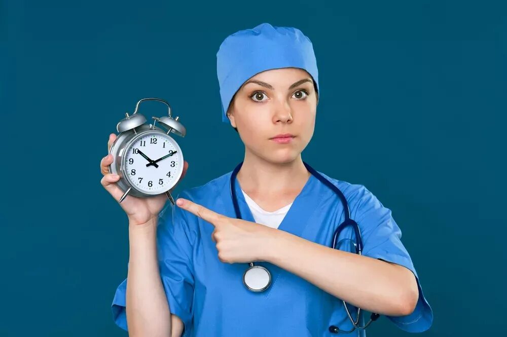 Медсестра. Врач с часами. Часы для медсестры. Медсестра с часами.