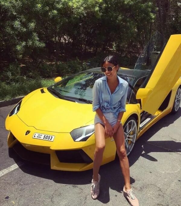 Золотая молодежь девушки. Богатые девушки золотая молодежь. Золотая молодежь девушки. Модные богатые девушки. Богатая девушка.