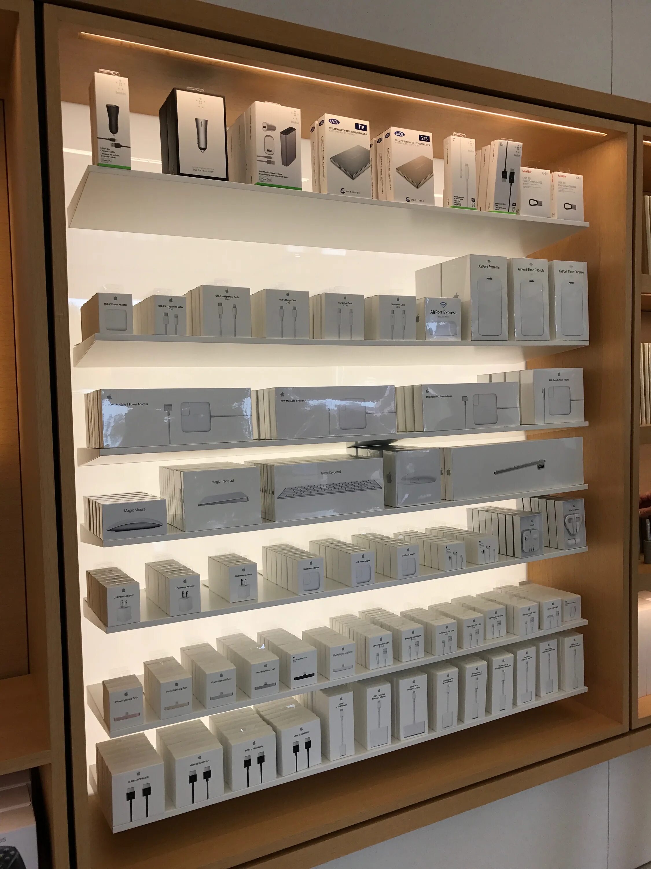 Магазин списанной техники apple за 0. Витрина Apple. Витрина с айфонами. Витрина Apple Store. Магазин айфонов.