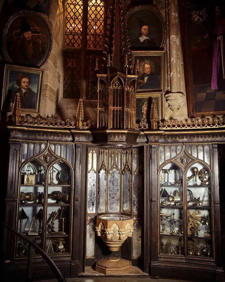 Кабинет дамблдора из гарри поттера. Академия хогвартс гарри поттер library. Шкаф хогвартс. Трофейный зал гарри поттер. Книжный шкаф в готическом стиле.