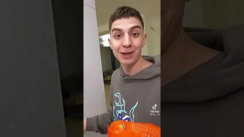 Глент смотрит свои старые видео